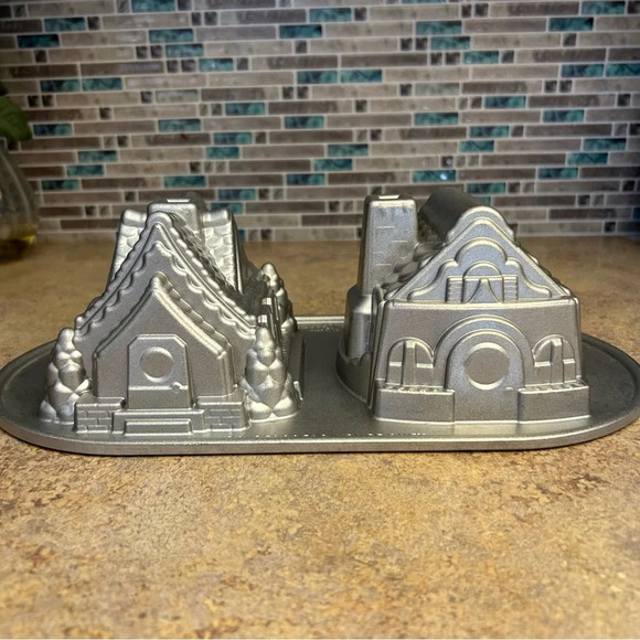 Nordic Ware Gingerbread House pan - Picture 1 of 8
